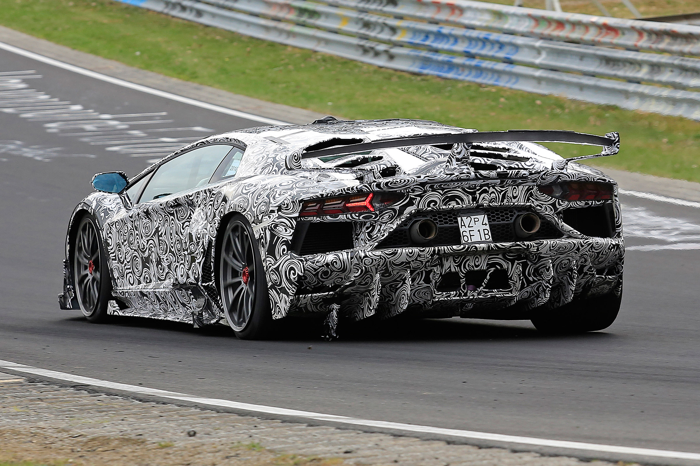 Lamborghini Aventador SVJ - spyshot side/rear action