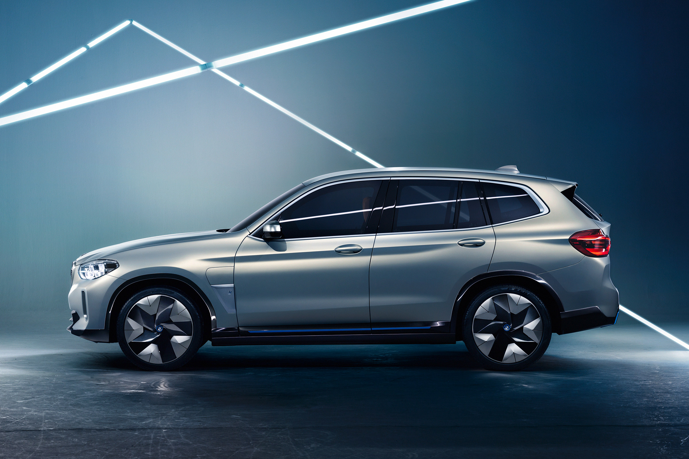 BMW iX3 - side
