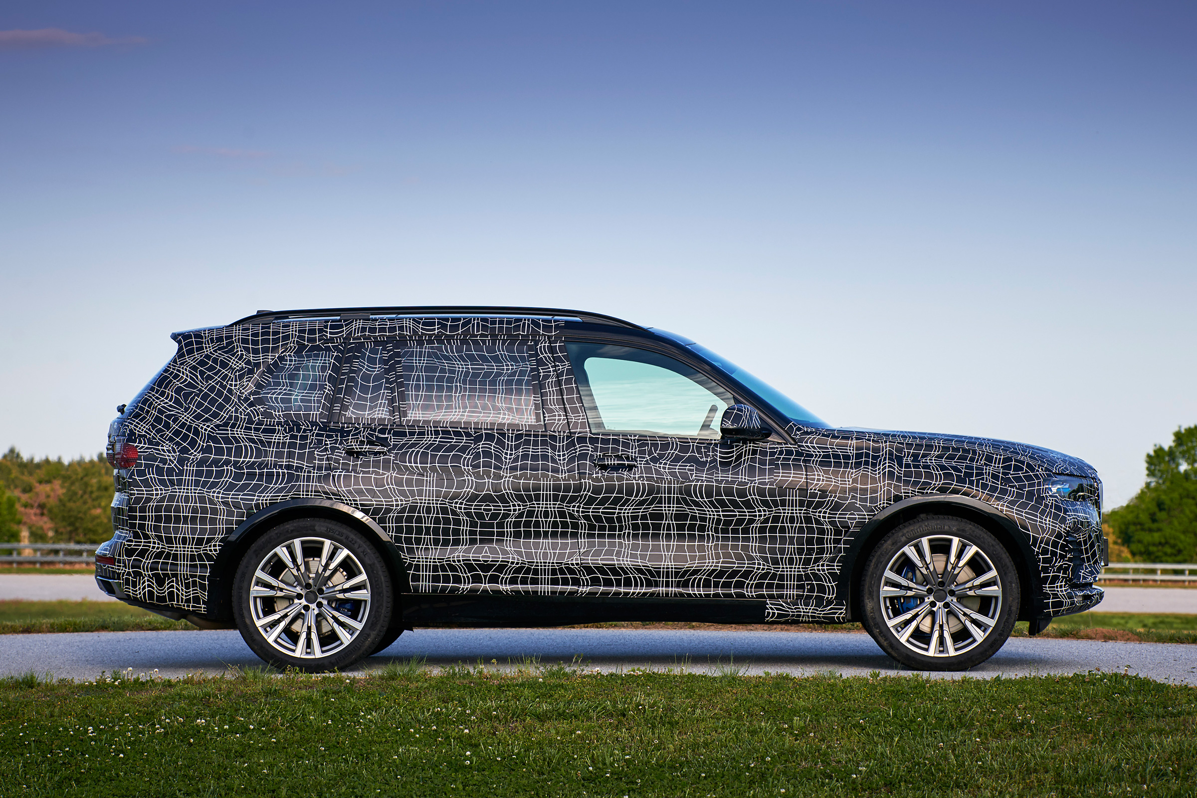 BMW X7 prototype - side
