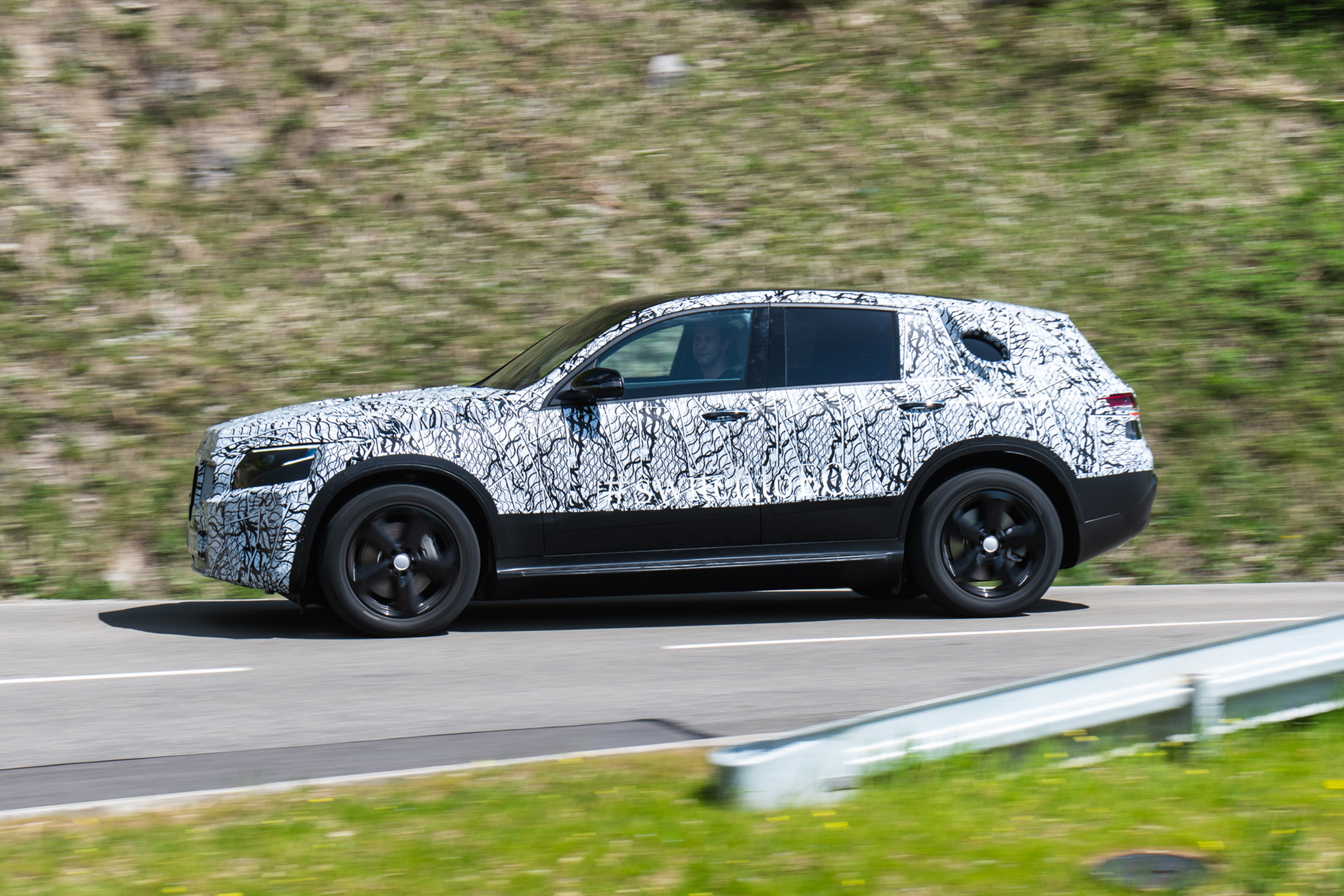 Mercedes EQ C - side