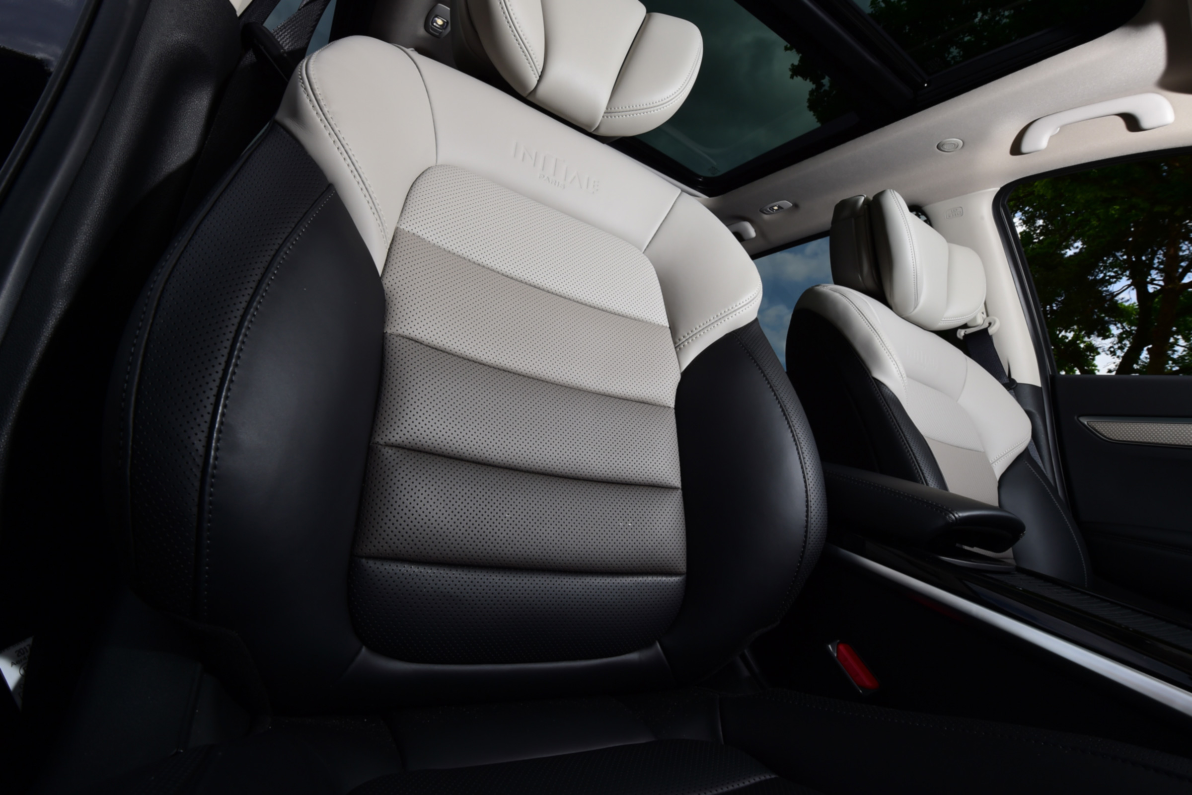 Renault Koleos Initiale Paris shaded seats