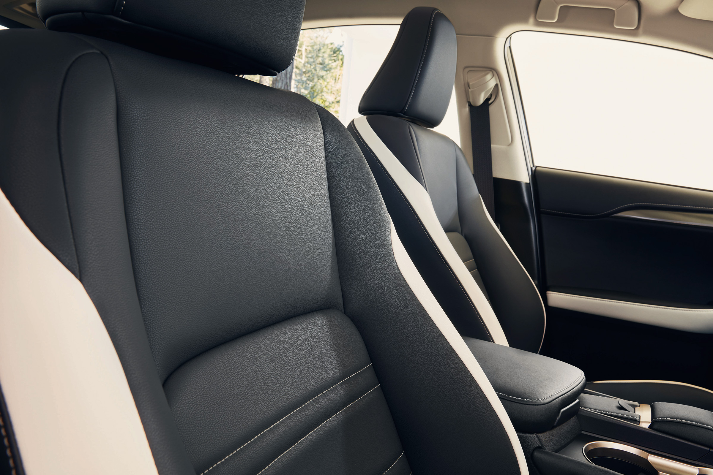 Lexus NX 300h Sport - front seats