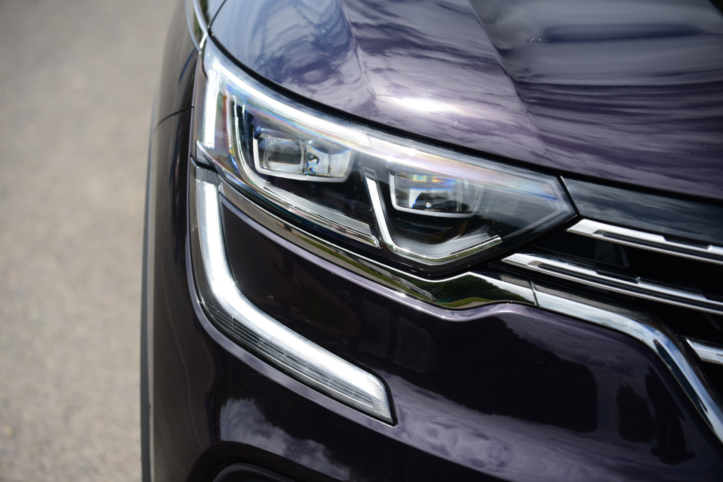 Renault Koleos Initiale Paris headlight