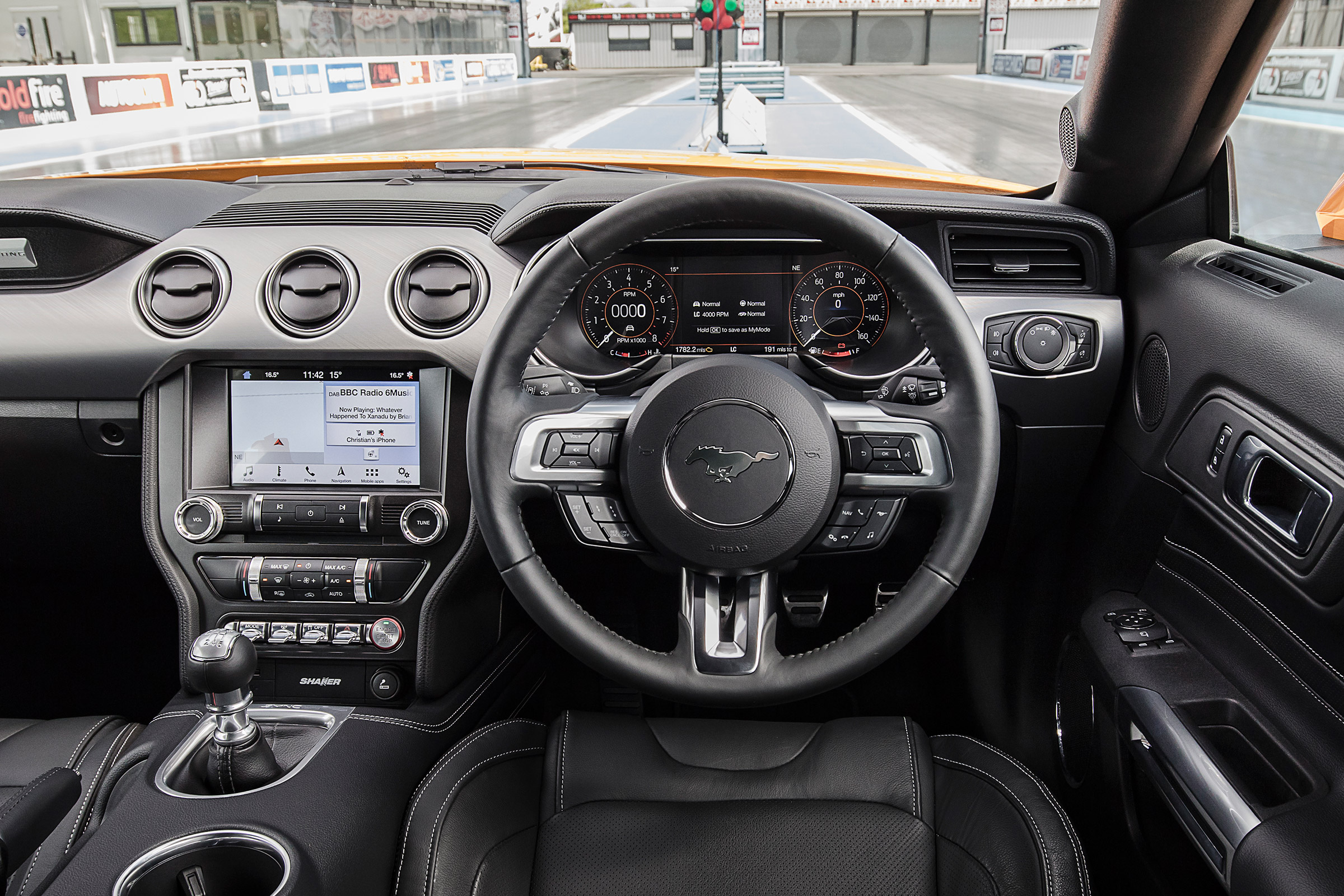 Ford Mustang V8 - dash