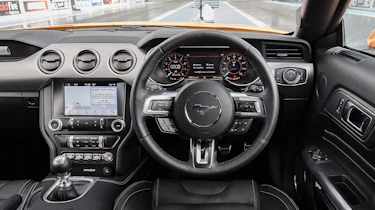 Ford Mustang V8 - dash
