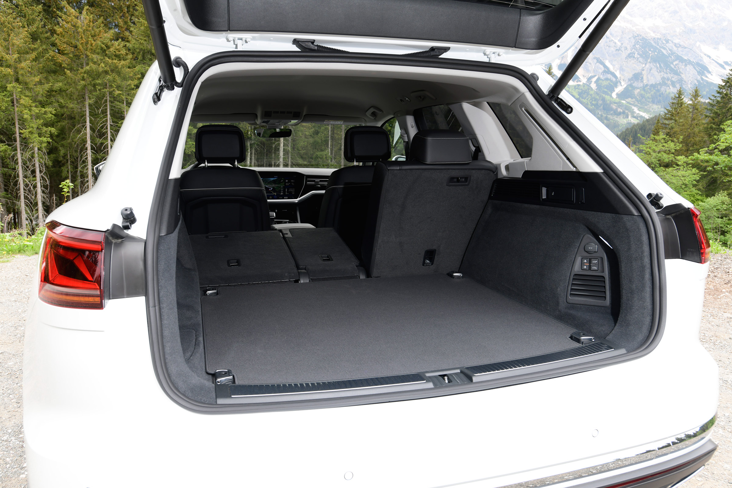 Volkswagen Touareg - boot side