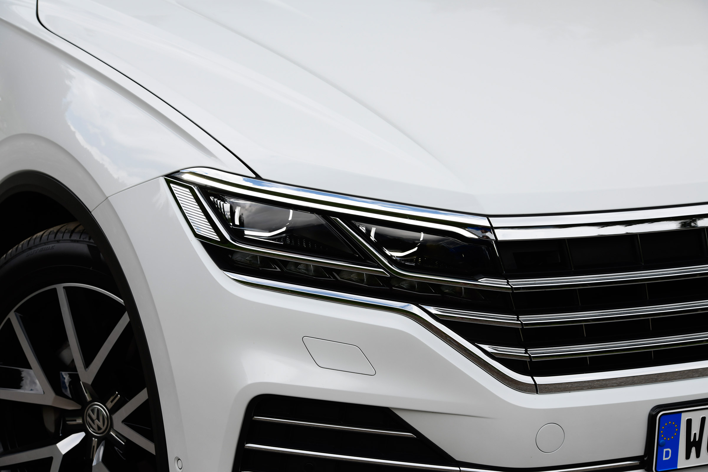 Volkswagen Touareg - front light