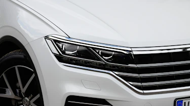 Volkswagen Touareg - front light