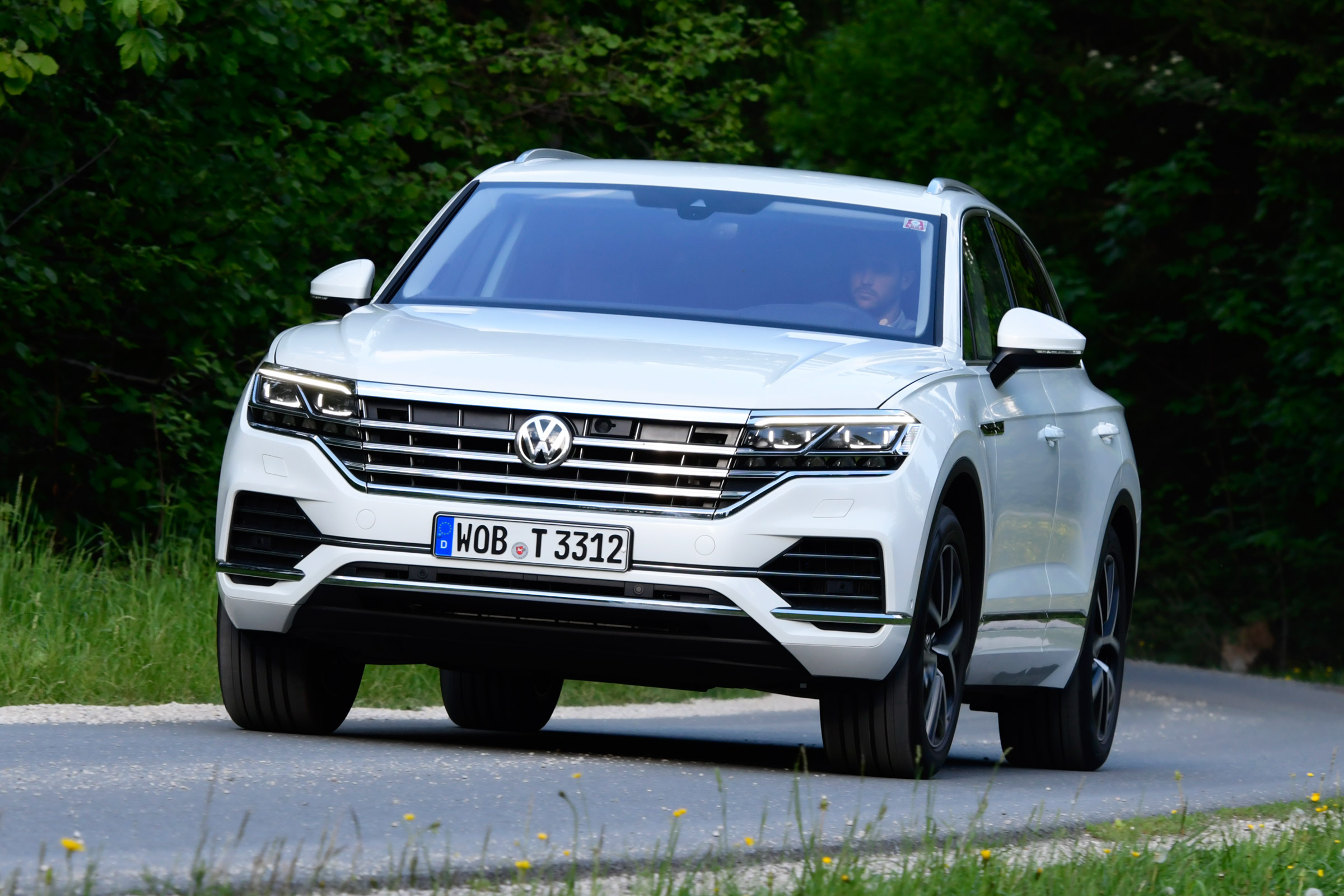 Volkswagen Touareg - front cornering