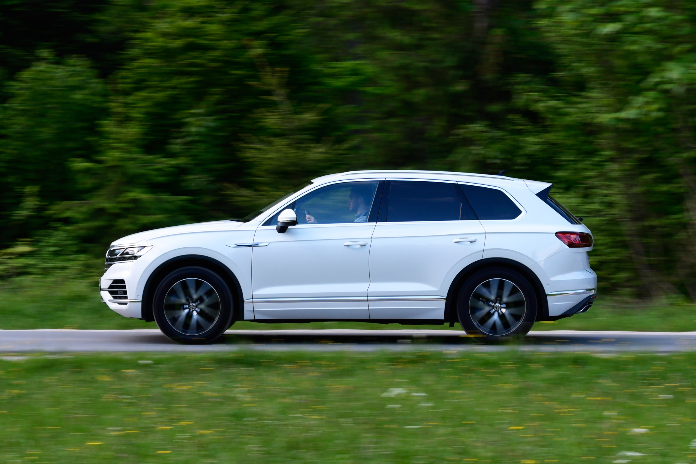 Volkswagen Touareg - side action