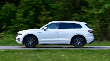 Volkswagen Touareg - side action