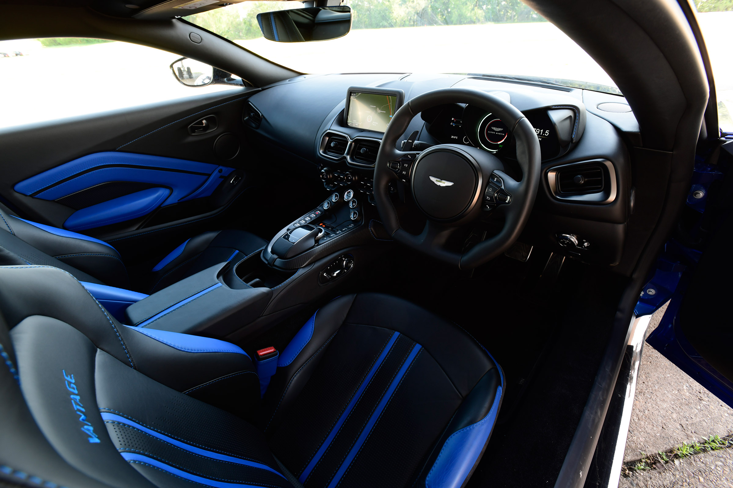 Aston Martin Vantage - dash