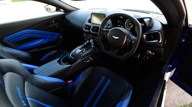 Aston Martin Vantage - dash