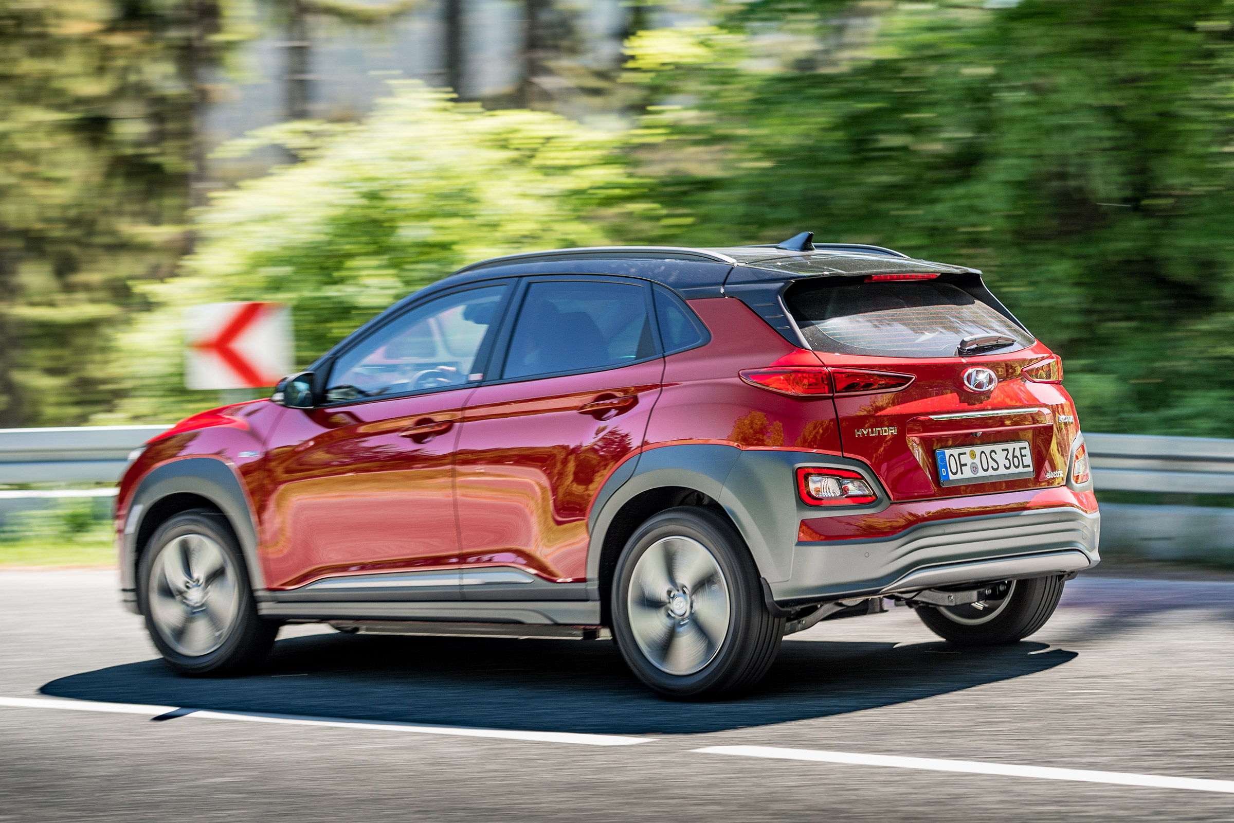 Hyundai Kona Electric - side action