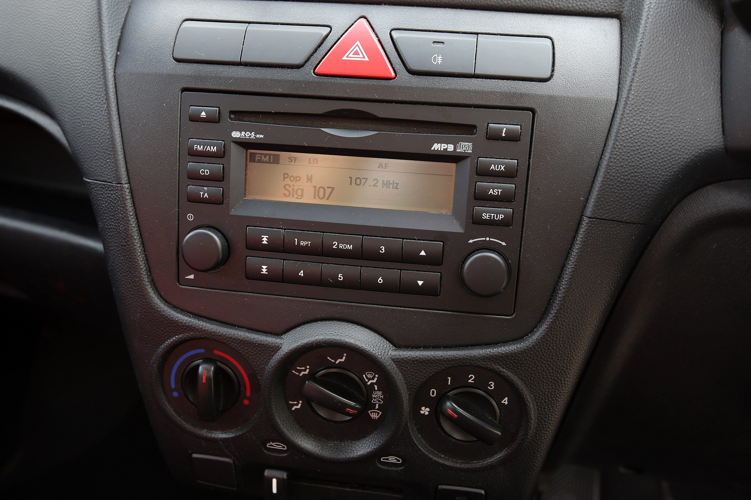Used Kia Picanto - centre console