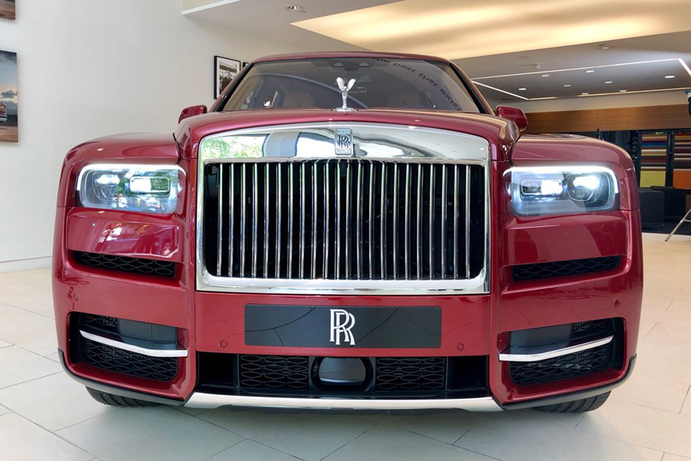 Rolls-Royce Cullinan SUV - front
