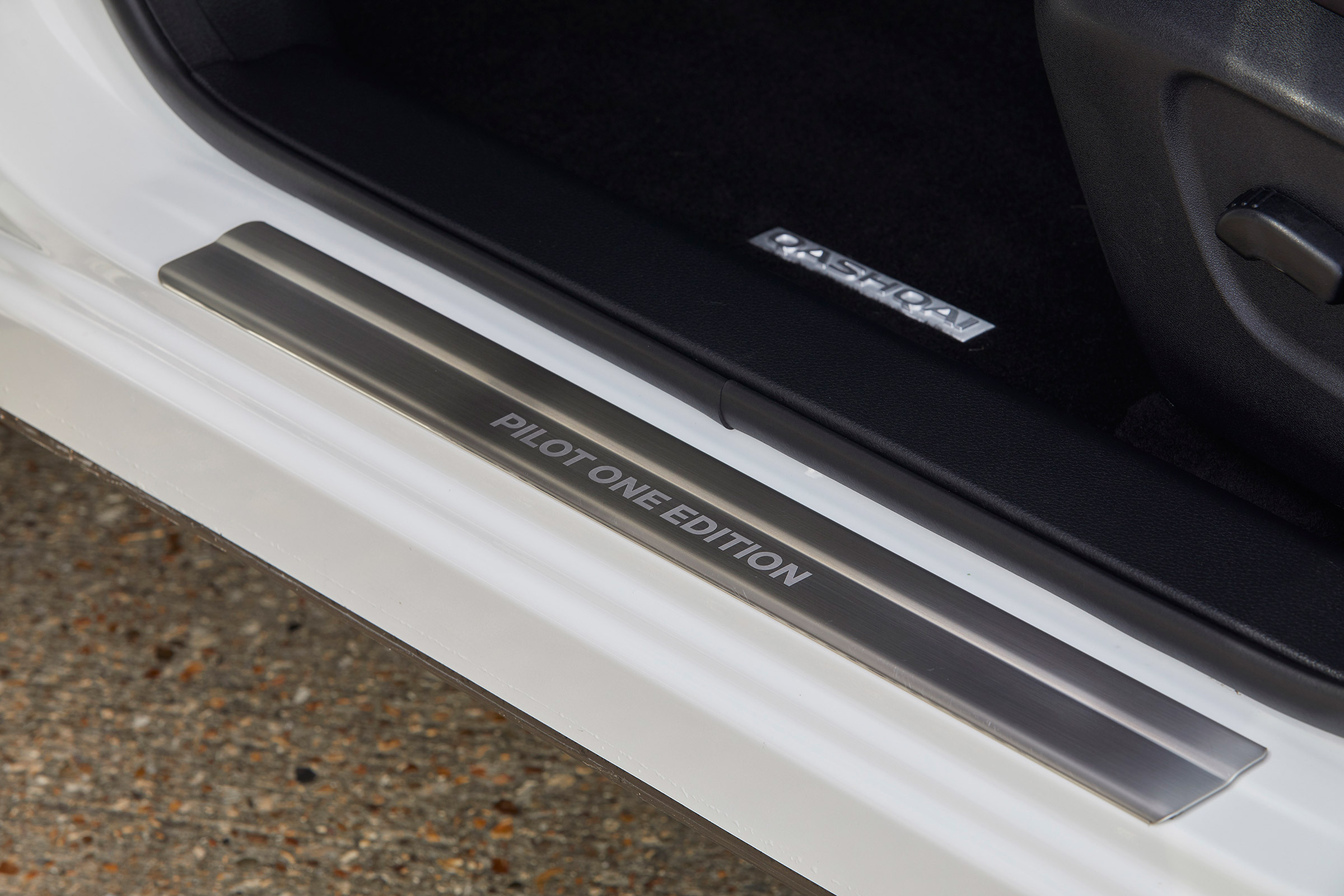 Nissan Qashqai ProPILOT - sill