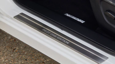 Nissan Qashqai ProPILOT - sill