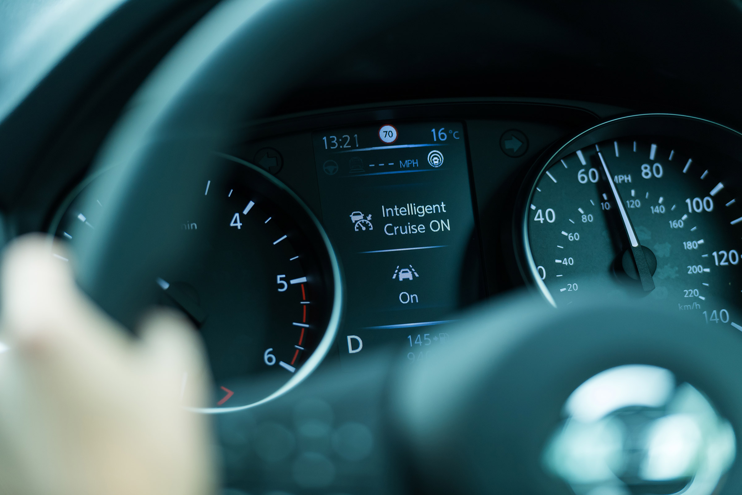 Nissan Qashqai ProPILOT - dials detail