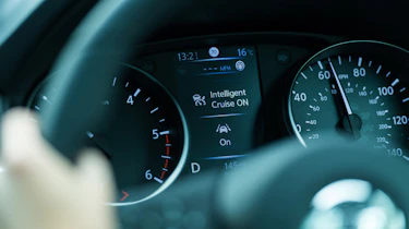 Nissan Qashqai ProPILOT - dials detail