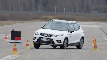 SEAT Arona cornering