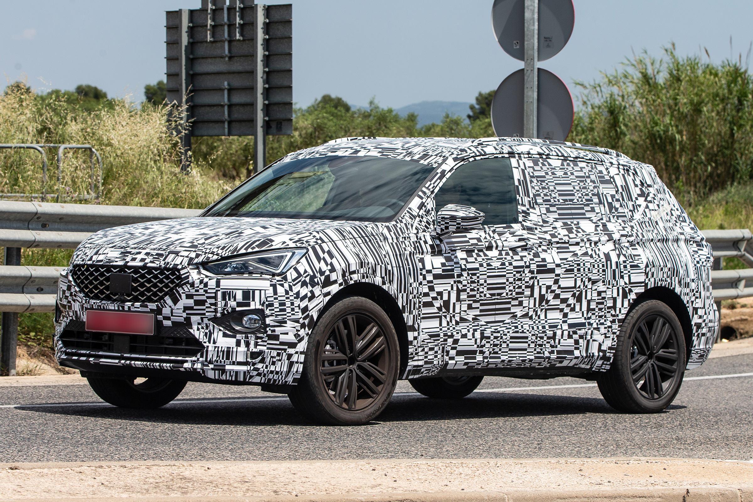 SEAT Tarraco spied - front