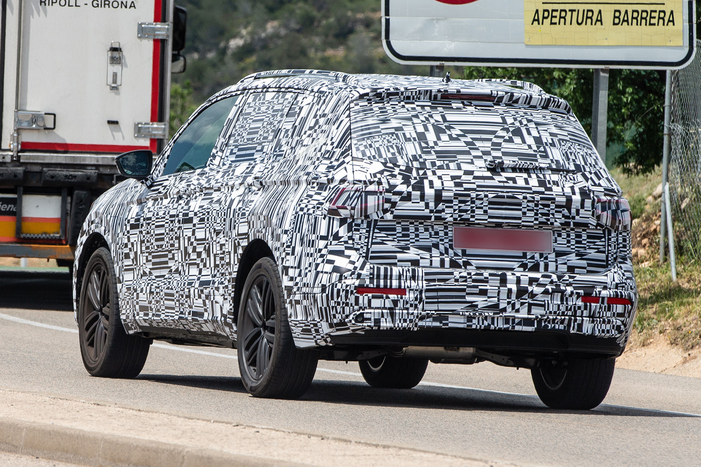 SEAT Tarraco spied - rear