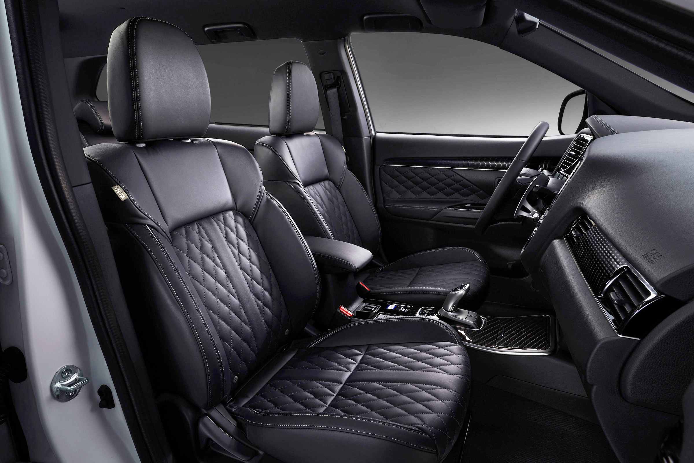 Mitsubishi Outlander PHEV - front seats