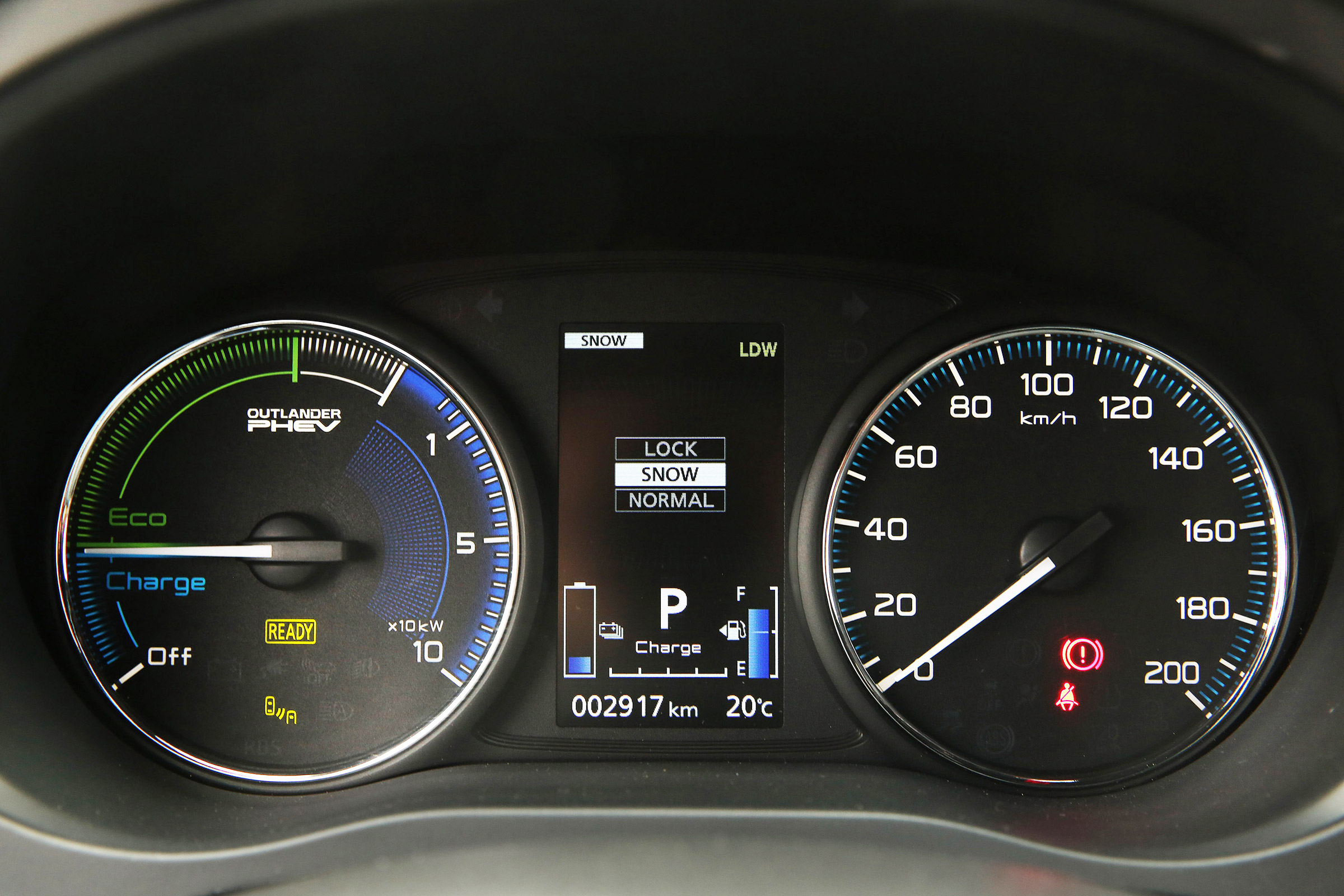 Mitsubishi Outlander PHEV - dials