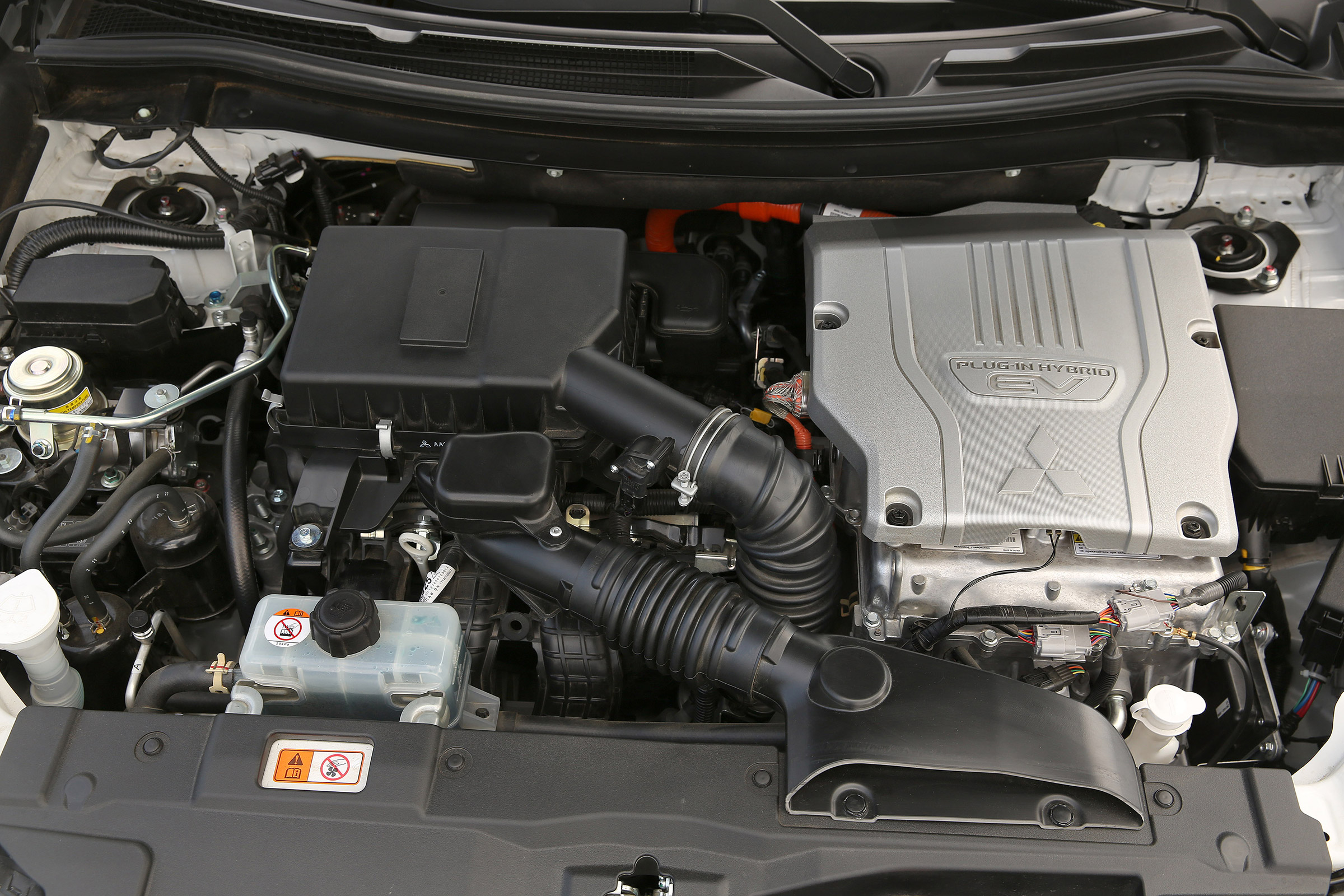 Mitsubishi Outlander PHEV - engine