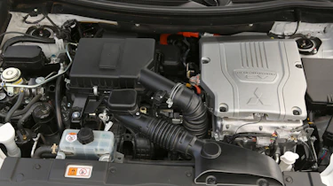 Mitsubishi Outlander PHEV - engine
