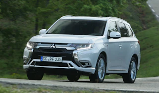 Mitsubishi Outlander PHEV - front