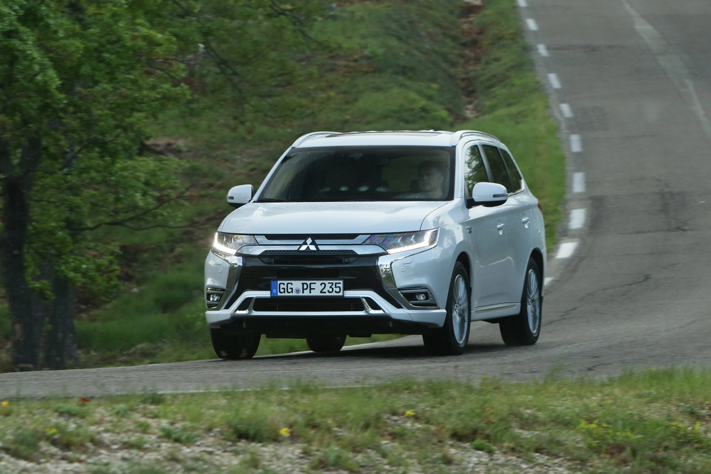 Mitsubishi Outlander PHEV - front action