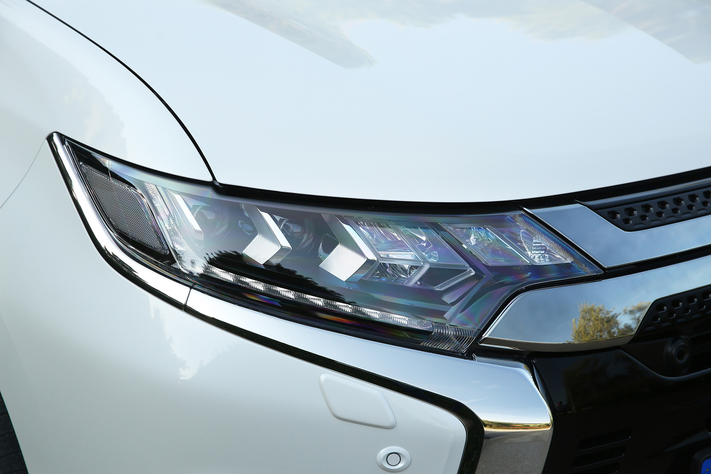 Mitsubishi Outlander PHEV - front light