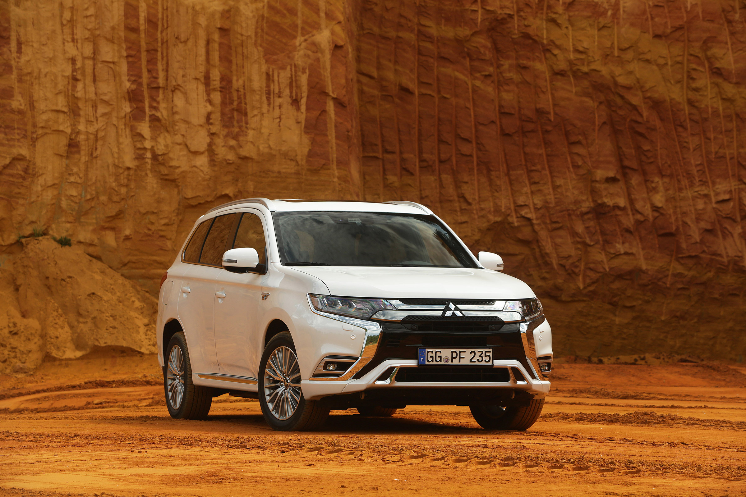 Mitsubishi Outlander PHEV - front static