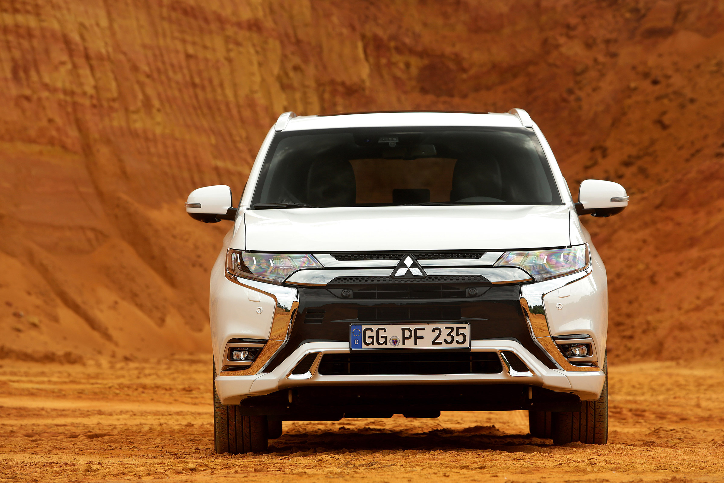 Mitsubishi Outlander PHEV - full front static