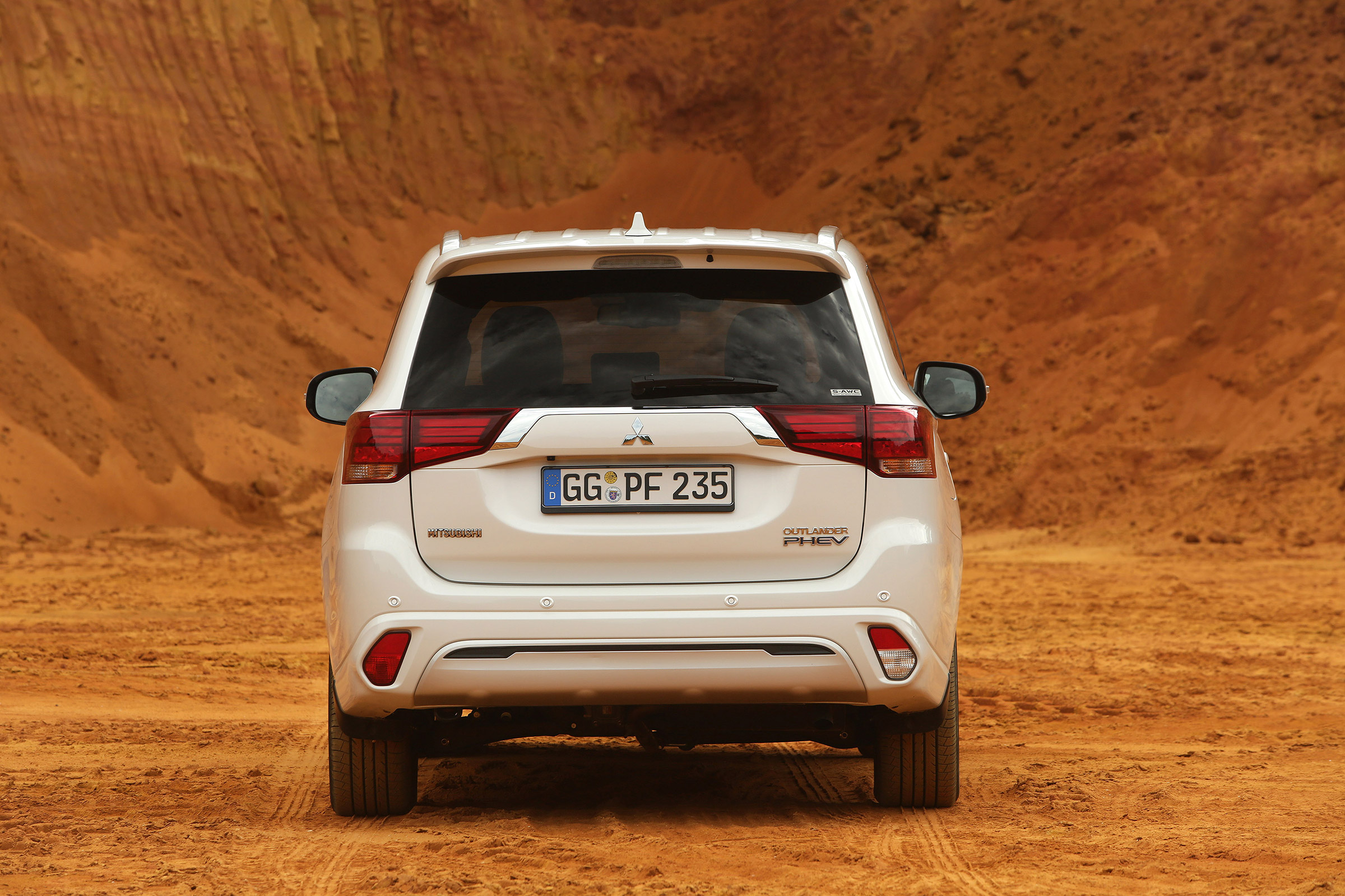 Mitsubishi Outlander PHEV - full rear static