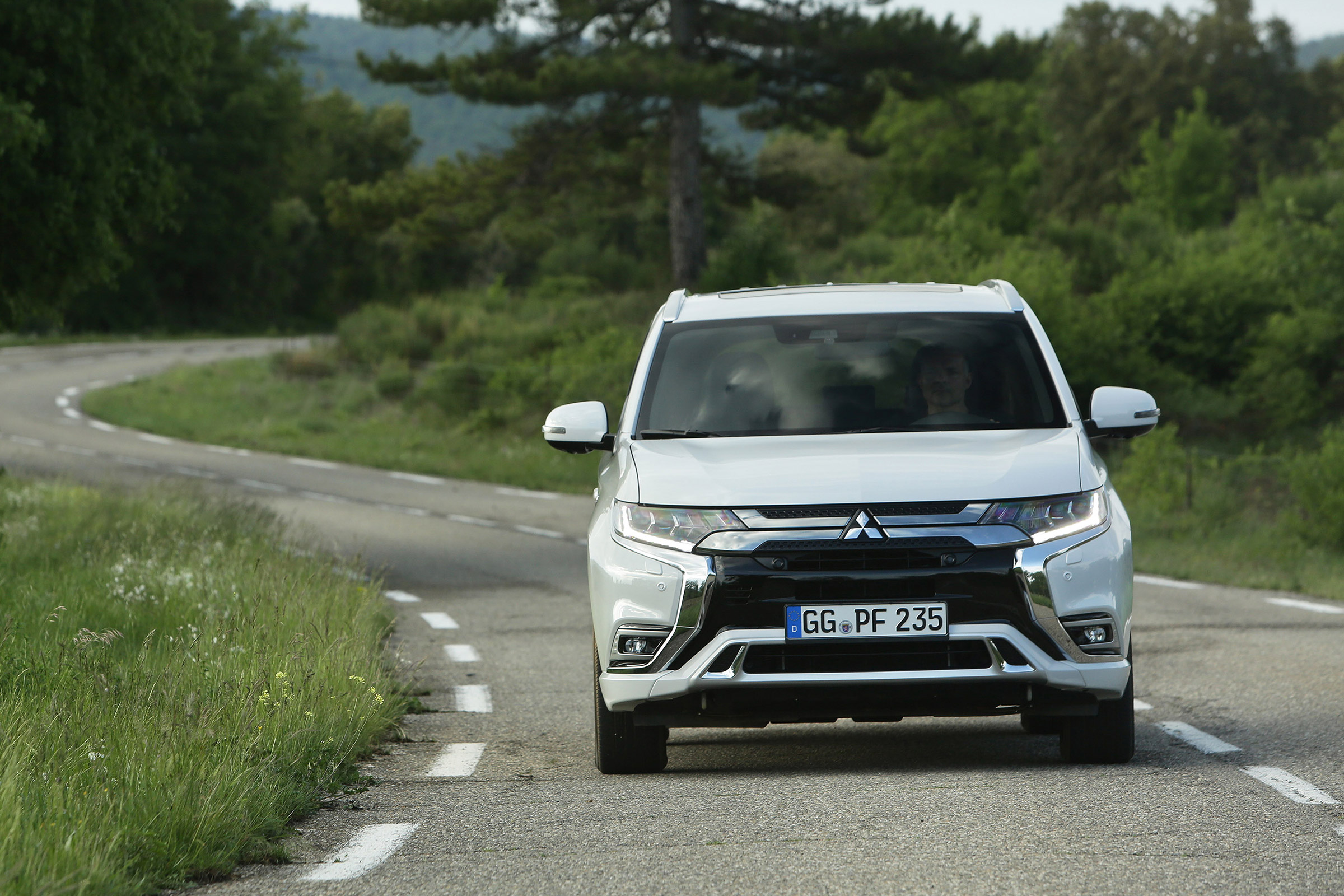 Mitsubishi Outlander PHEV - full front action