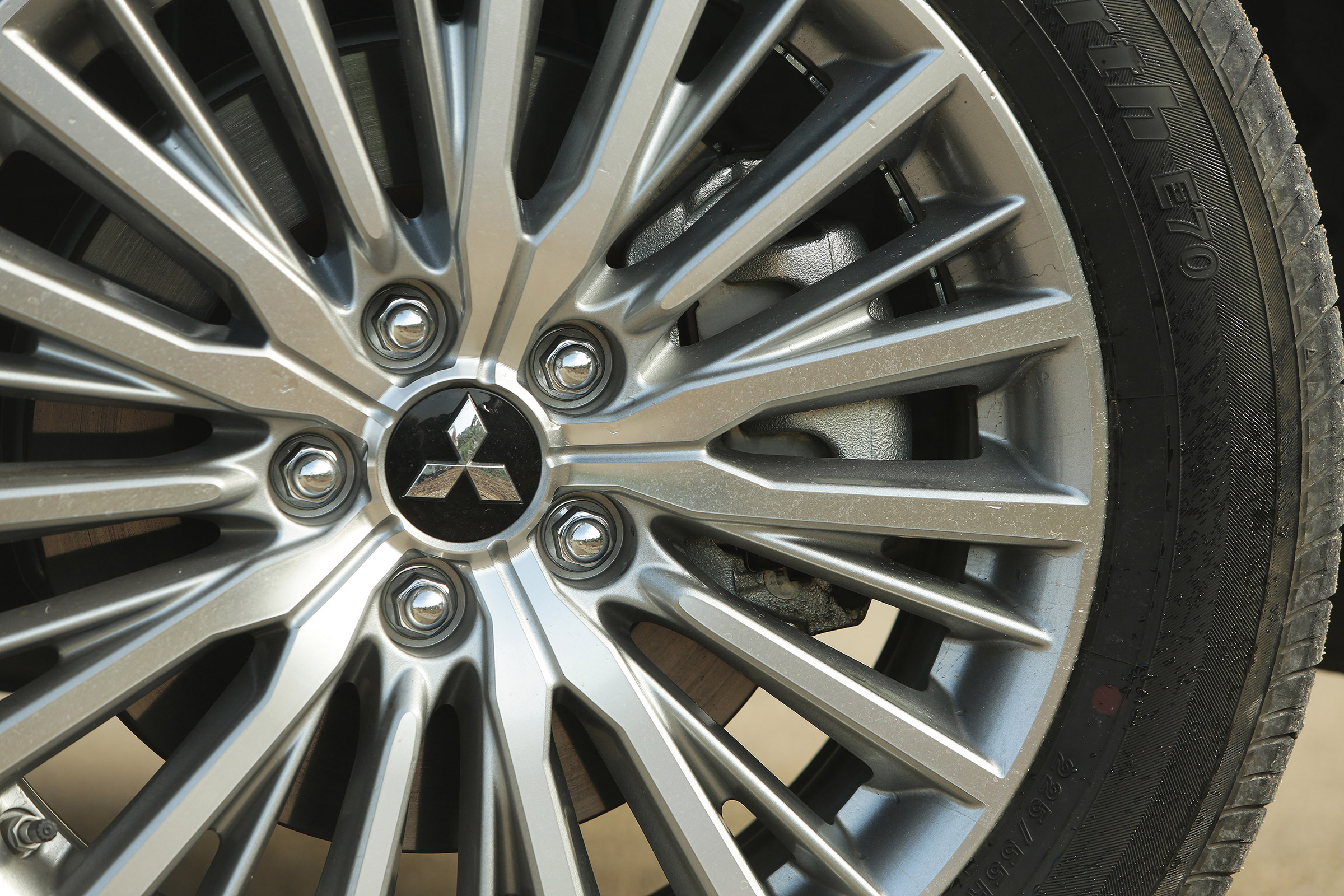 Mitsubishi Outlander PHEV - wheel