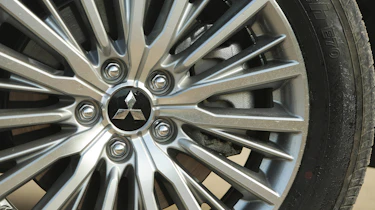 Mitsubishi Outlander PHEV - wheel