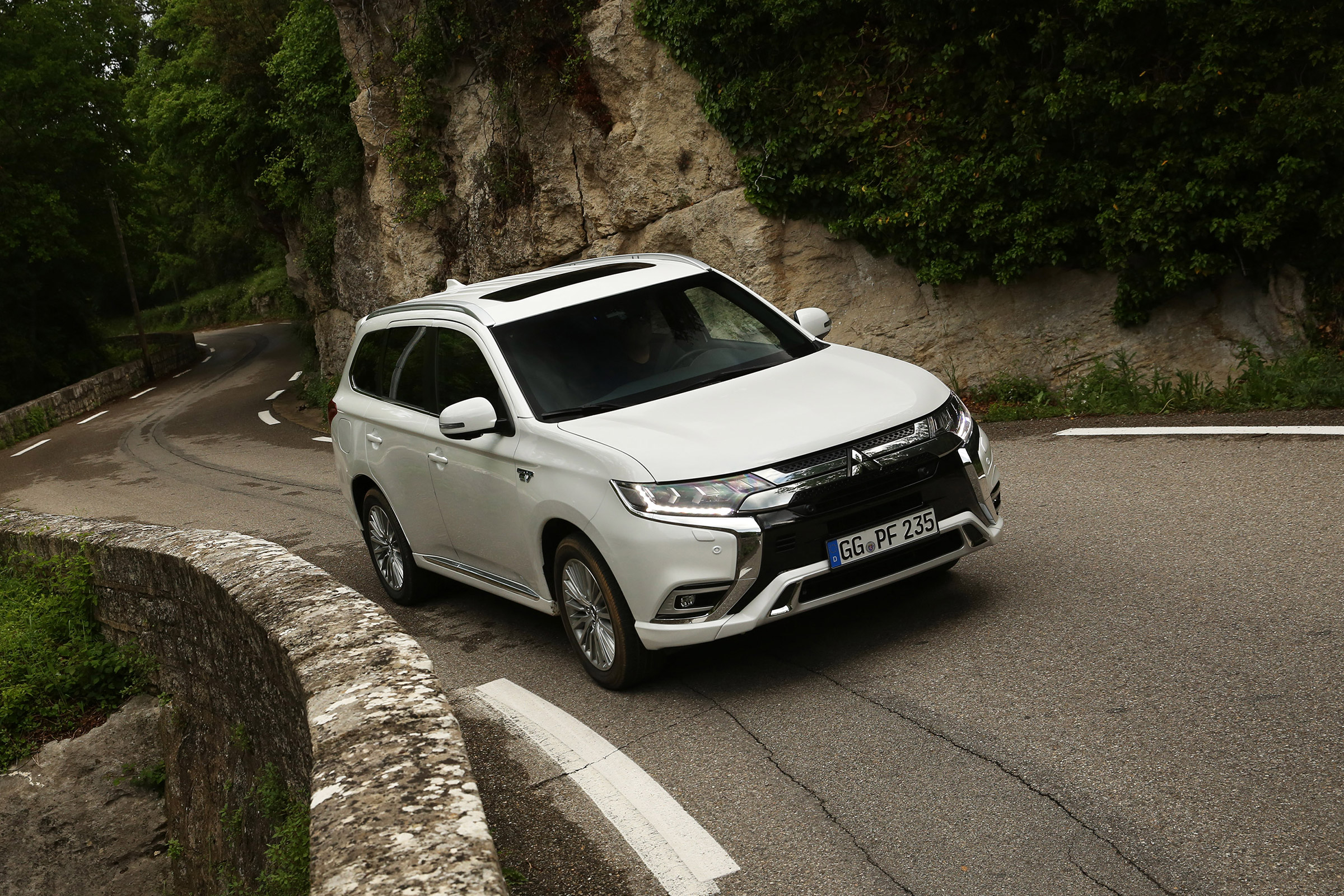 Mitsubishi Outlander PHEV - front tracking