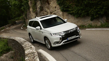 Mitsubishi Outlander PHEV - front tracking