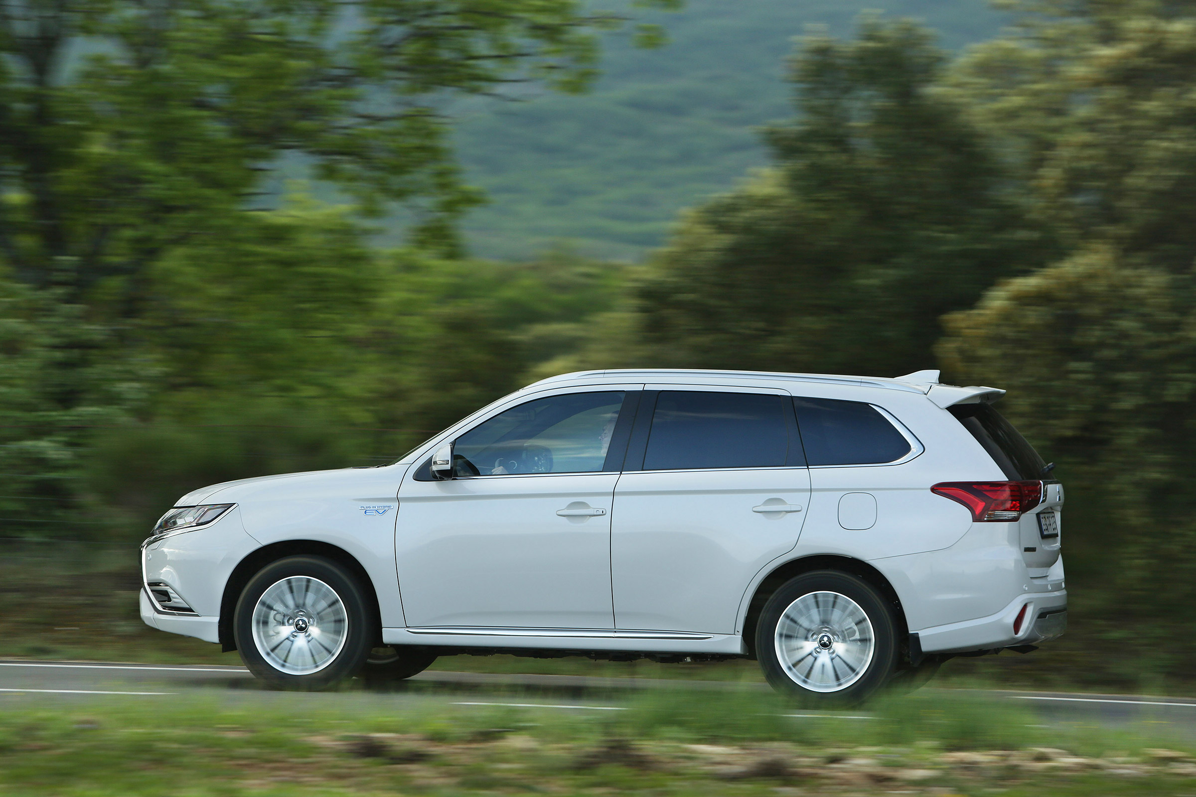 Mitsubishi Outlander PHEV - side