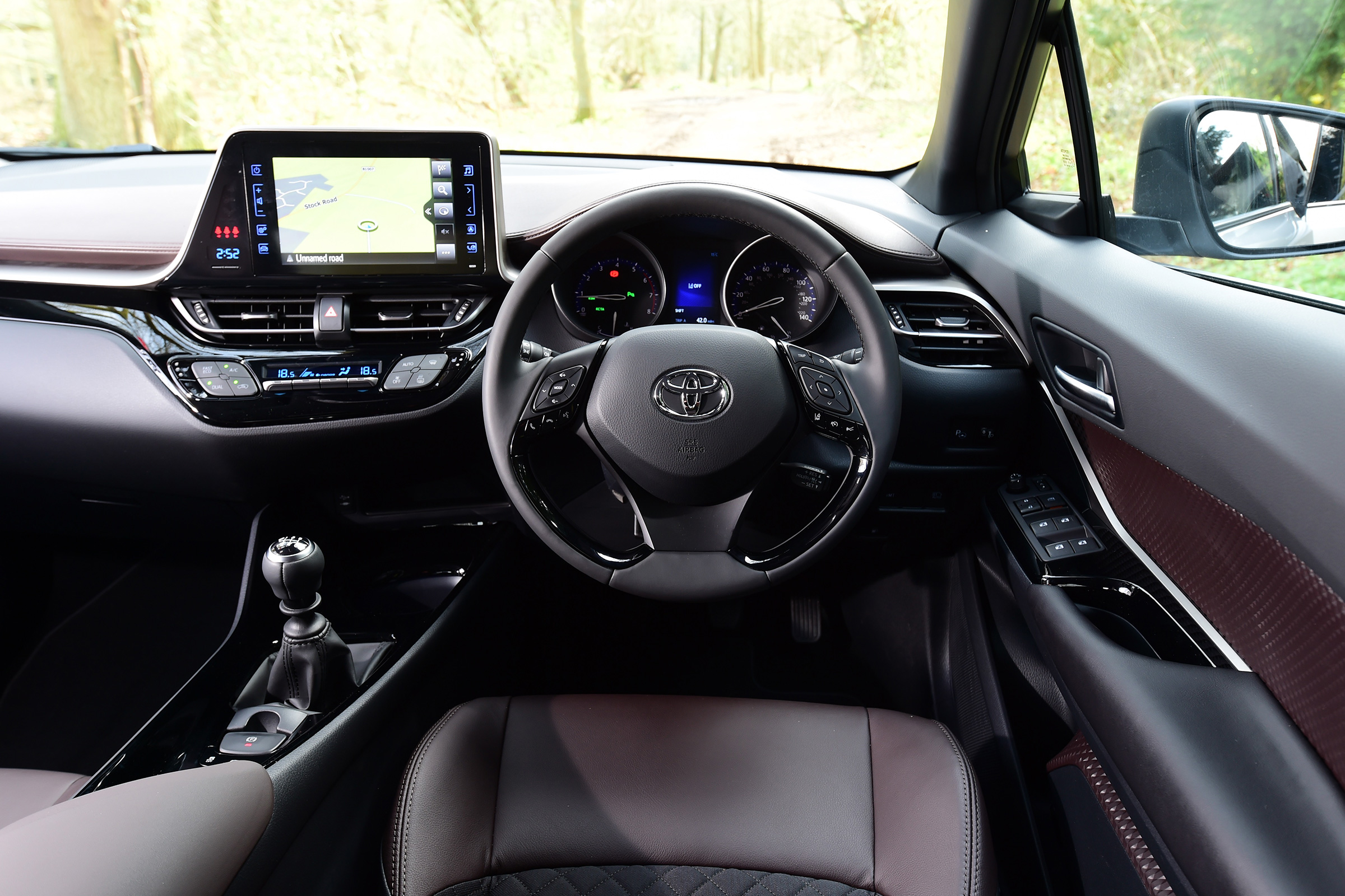 Toyota C-HR - interior