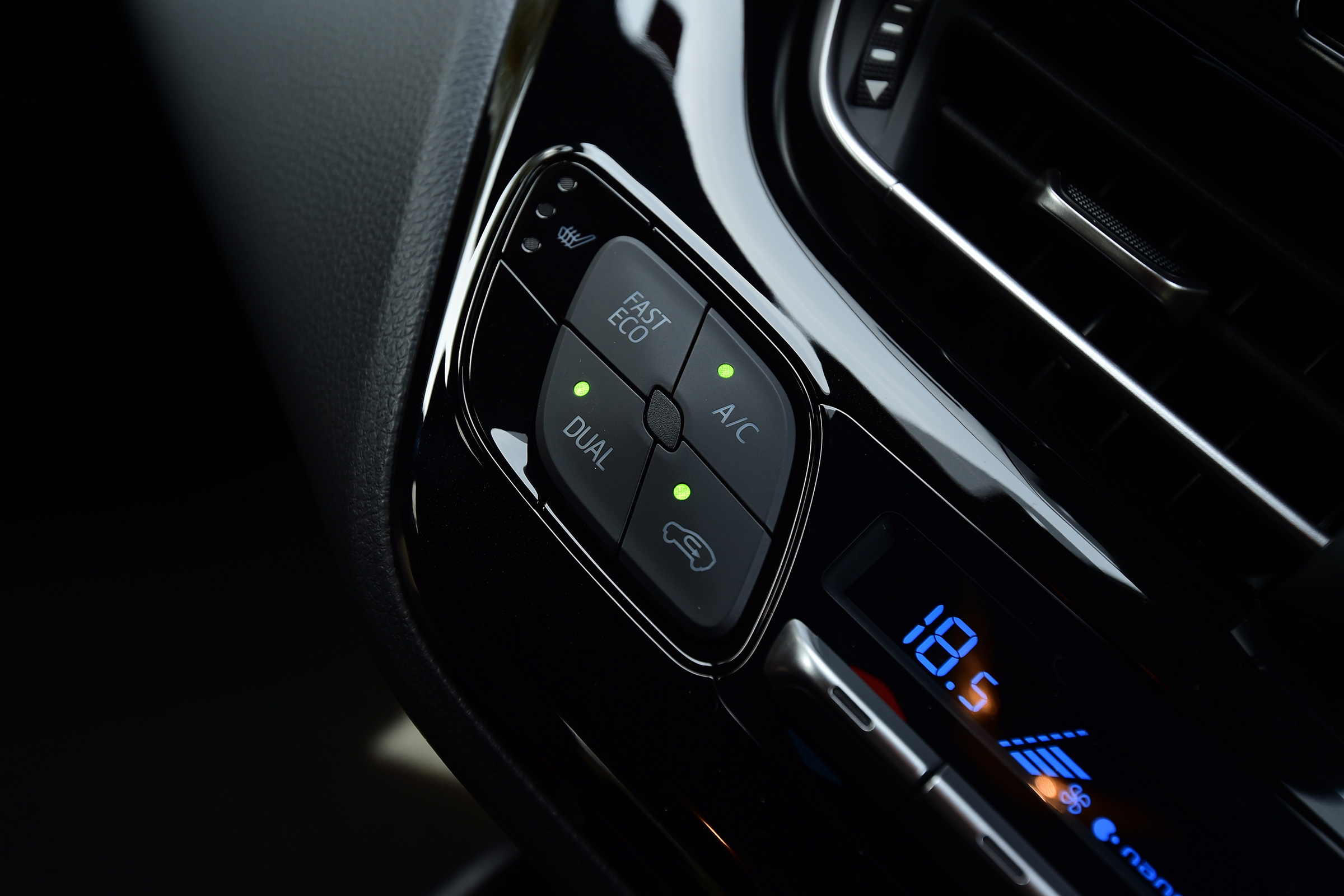 Toyota C-HR - buttons