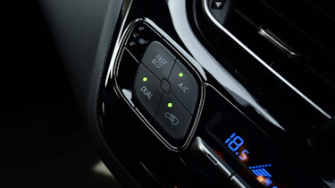 Toyota C-HR - buttons