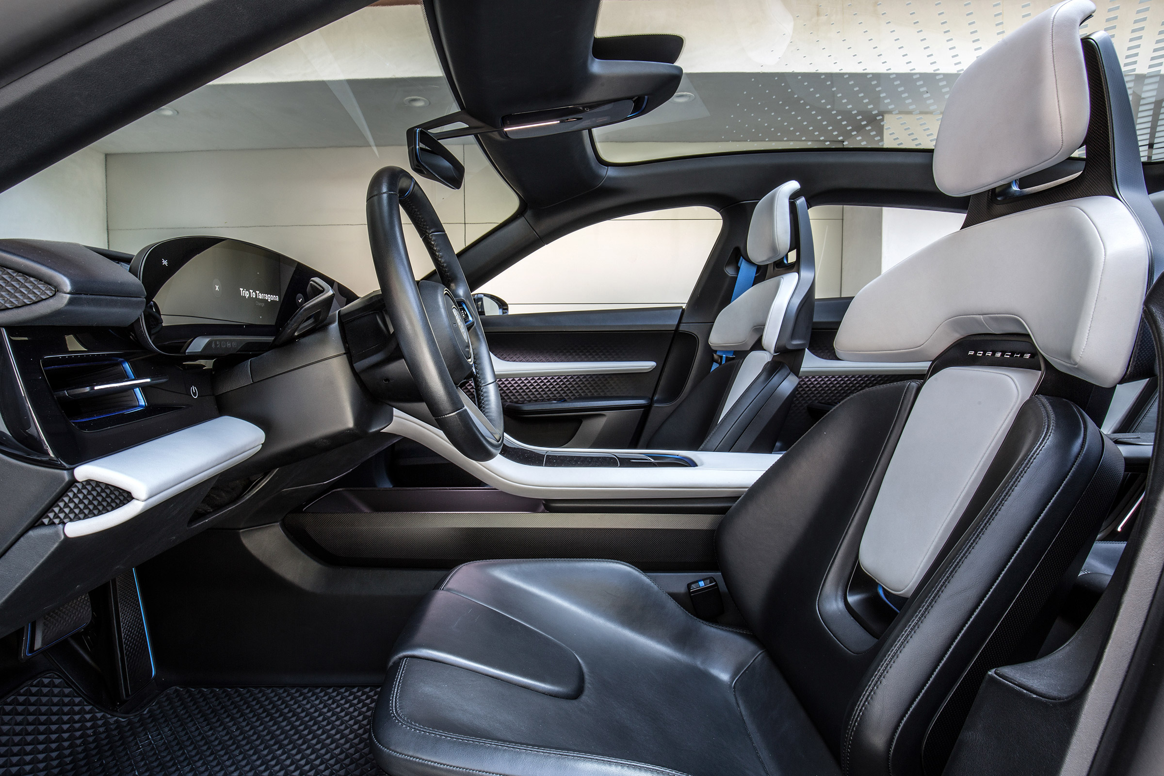 Porsche Mission E Cross Turimso - front seats