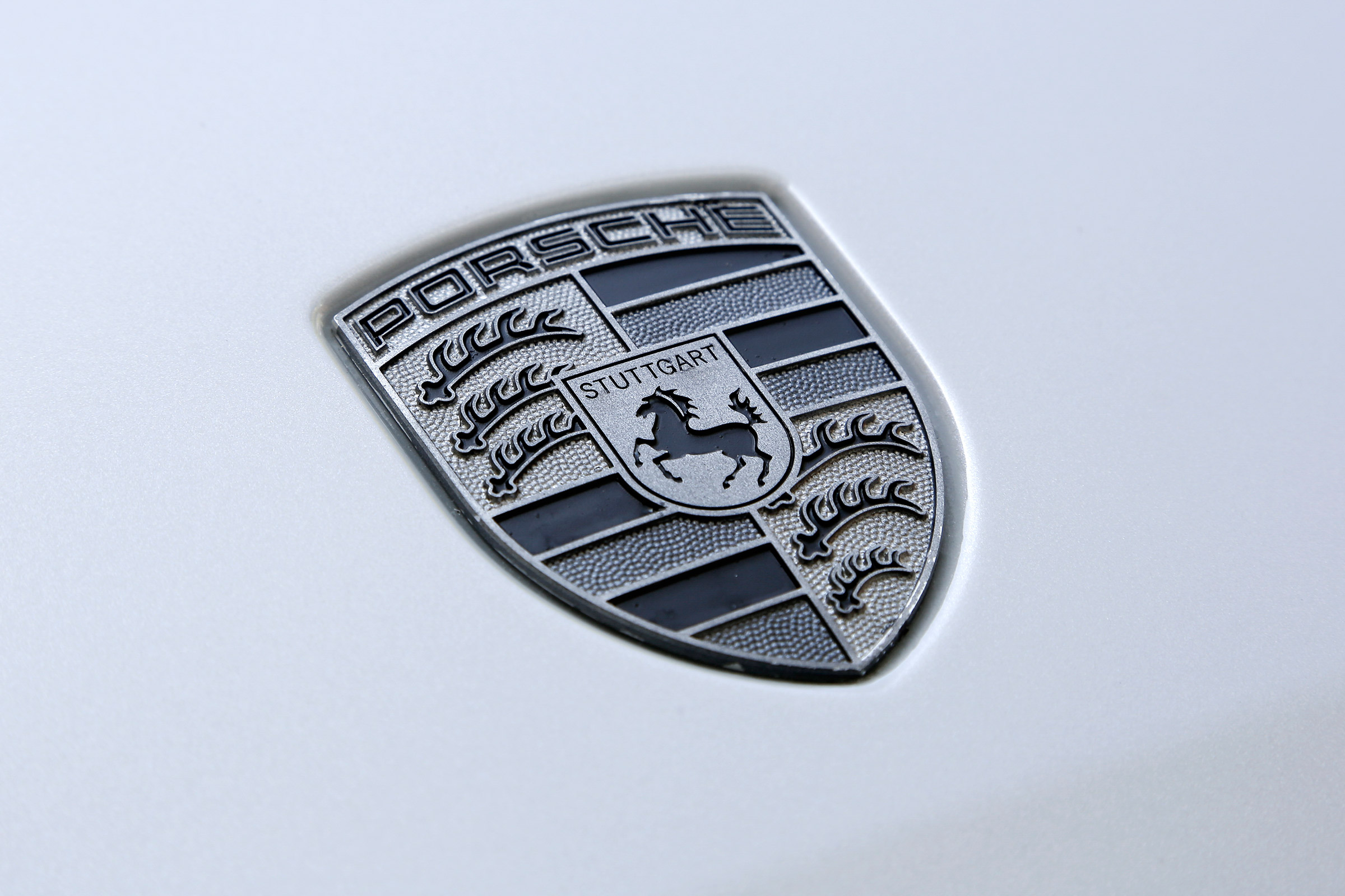 Porsche Mission E Cross Turimso - Porsche badge