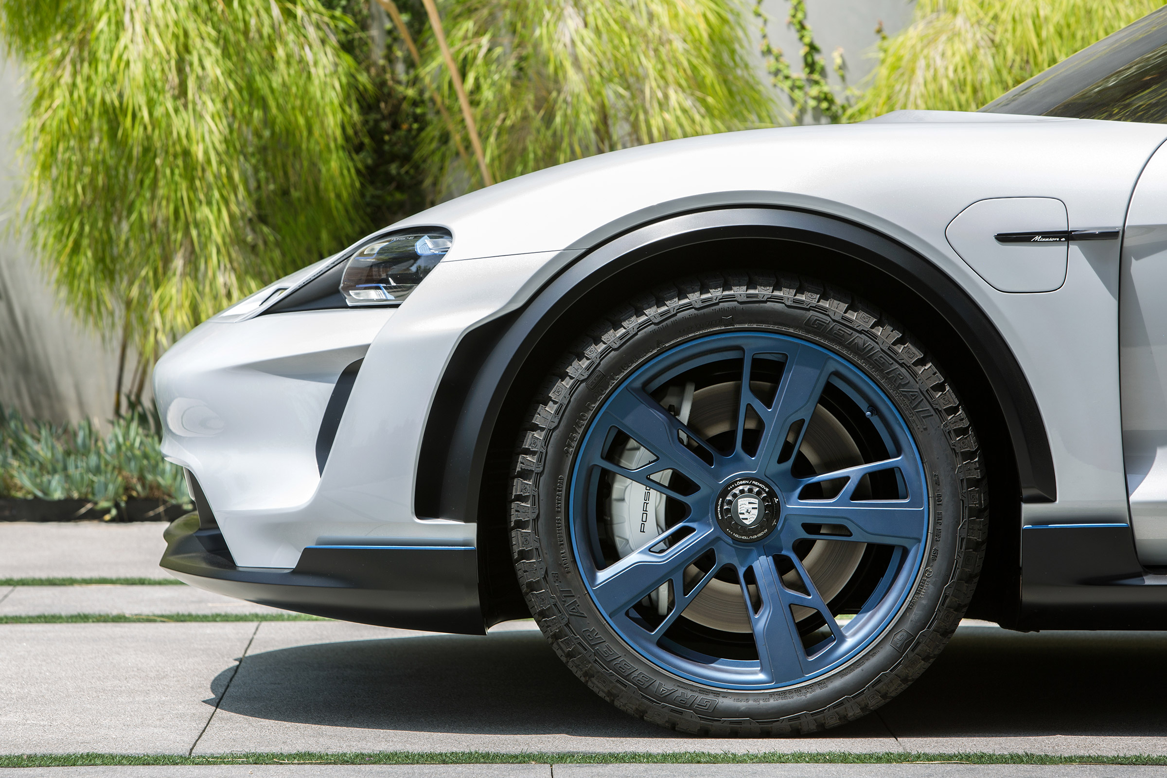 Porsche Mission E Cross Turimso - front wheel