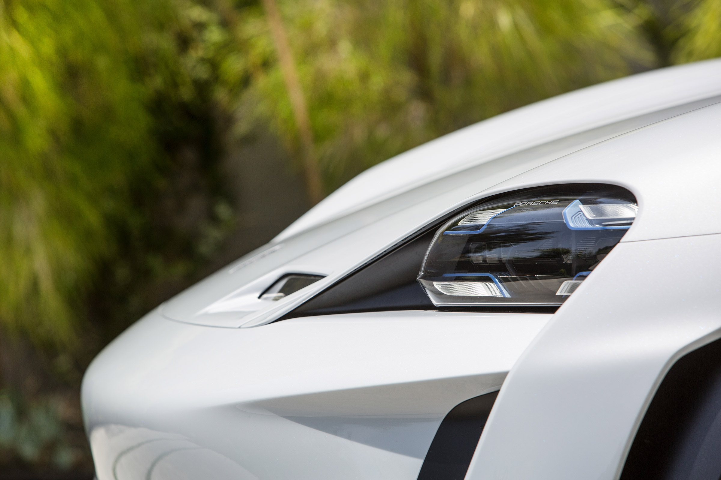 Porsche Mission E Cross Turimso - front detail